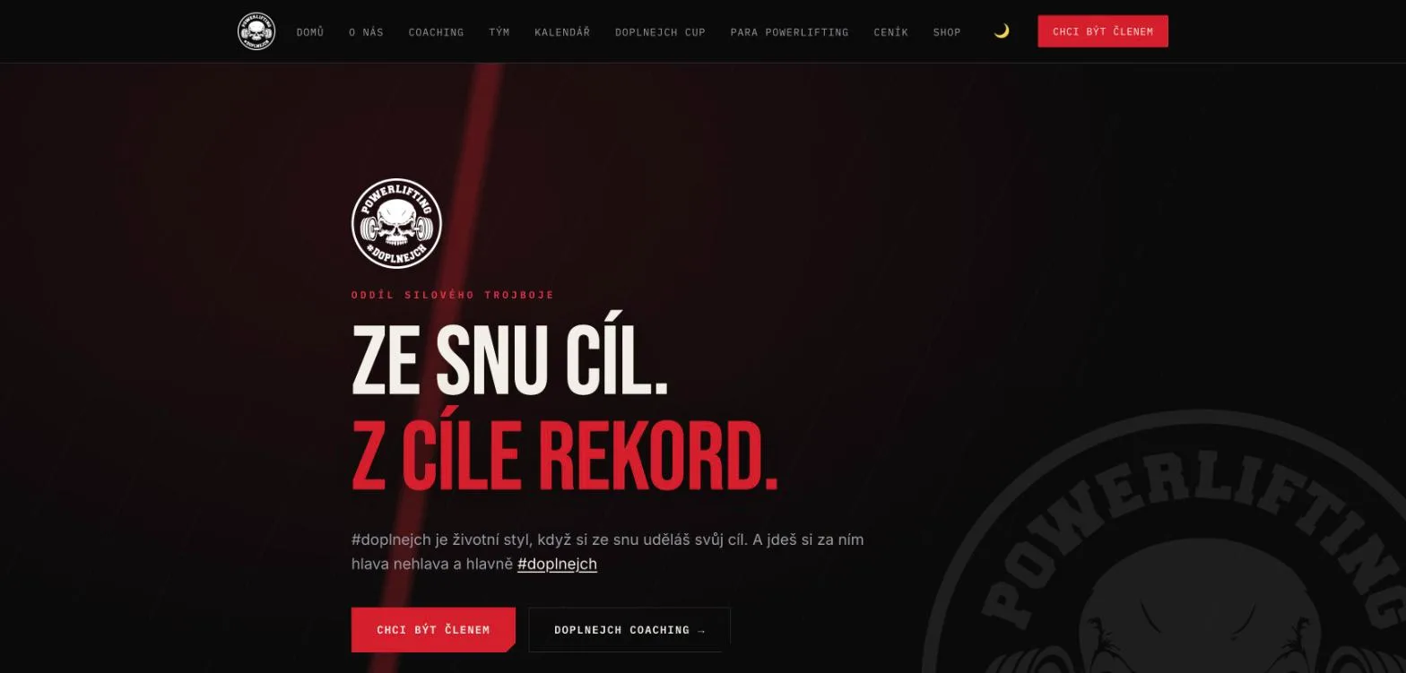 Úvodní stránka webu Doplnejch Powerlifting na počítači
